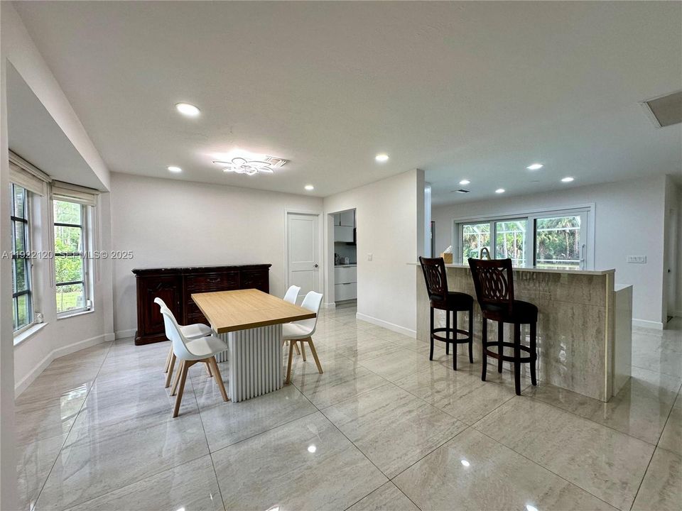 En Venta: $700,000 (3 camas, 2 baños, 1969 Pies cuadrados)