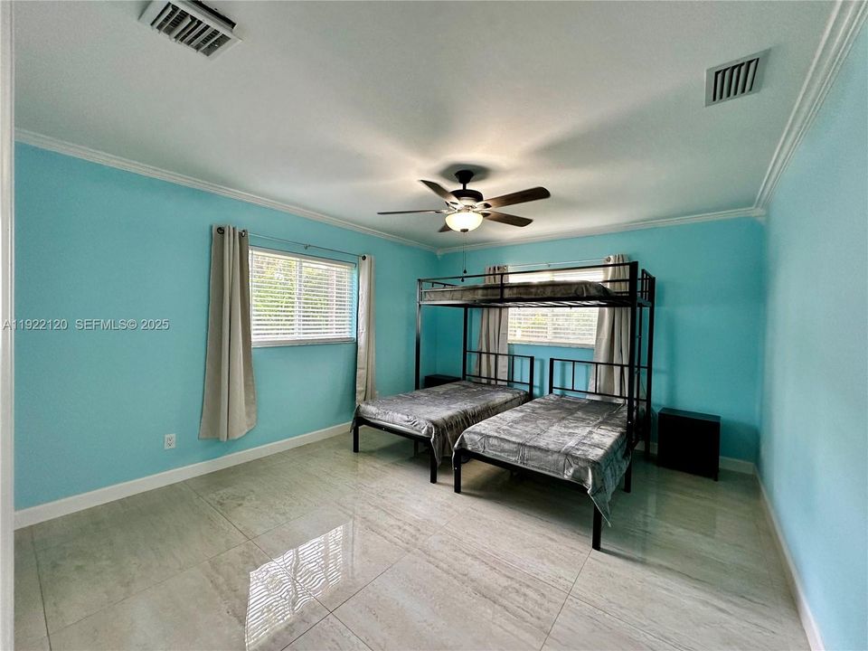 En Venta: $700,000 (3 camas, 2 baños, 1969 Pies cuadrados)