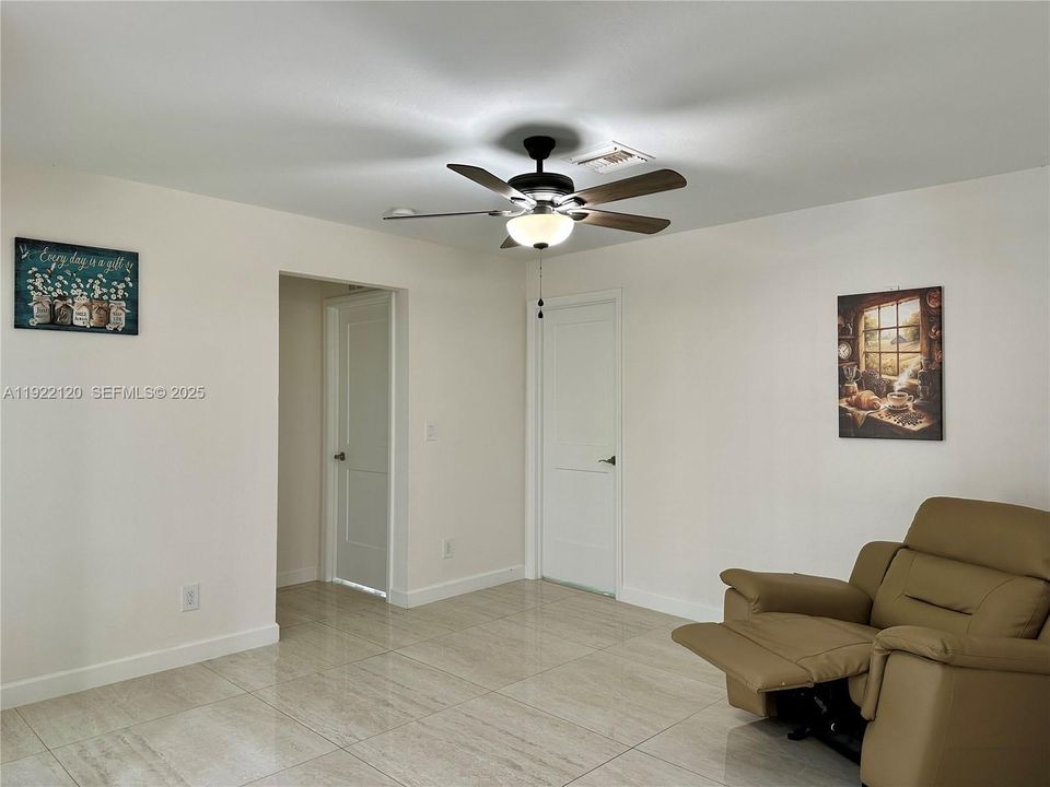 En Venta: $700,000 (3 camas, 2 baños, 1969 Pies cuadrados)