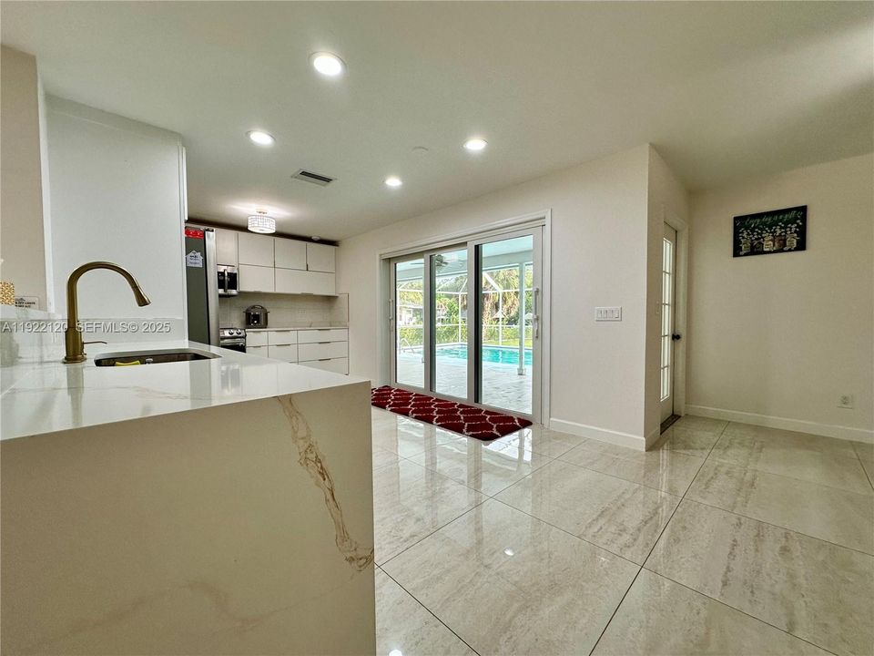 En Venta: $700,000 (3 camas, 2 baños, 1969 Pies cuadrados)