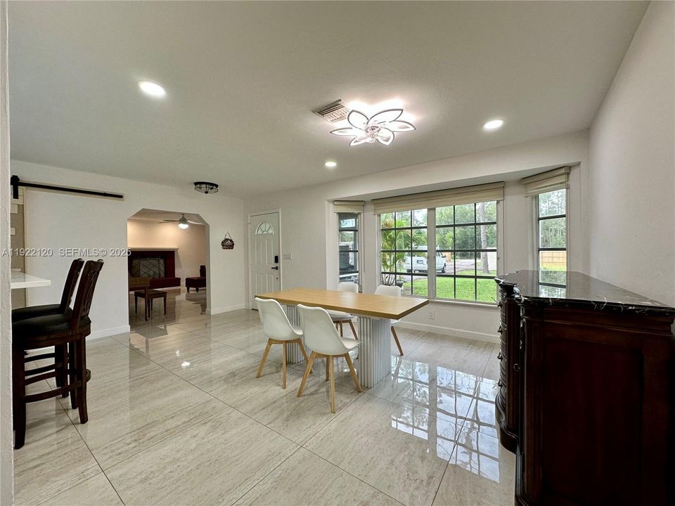 En Venta: $700,000 (3 camas, 2 baños, 1969 Pies cuadrados)