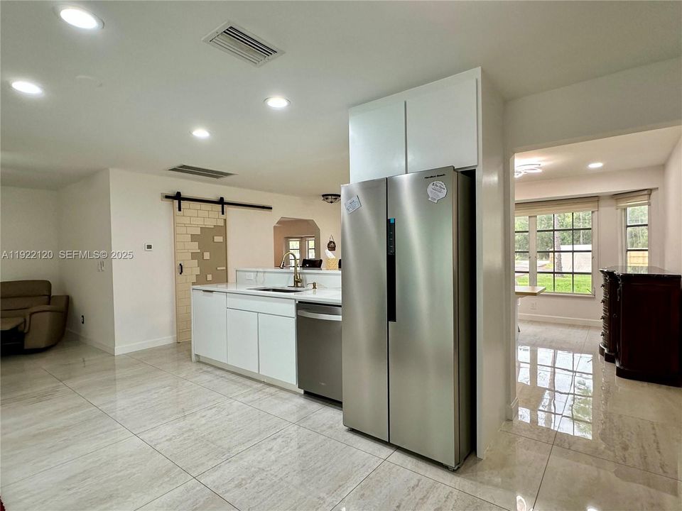 En Venta: $700,000 (3 camas, 2 baños, 1969 Pies cuadrados)