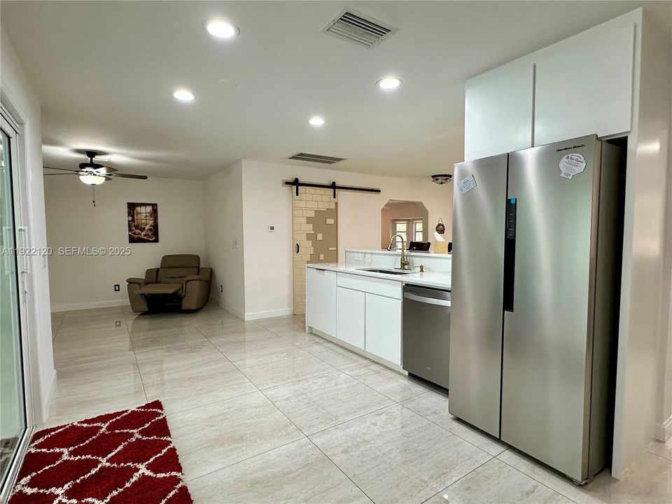 En Venta: $700,000 (3 camas, 2 baños, 1969 Pies cuadrados)