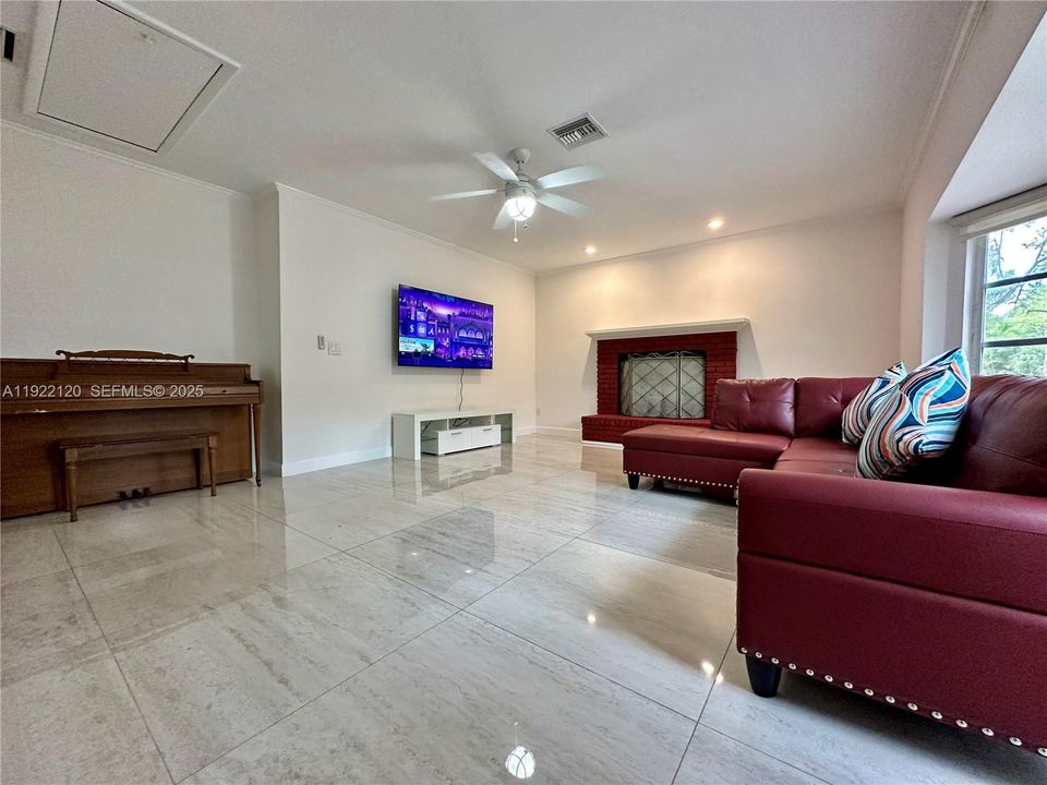 En Venta: $700,000 (3 camas, 2 baños, 1969 Pies cuadrados)