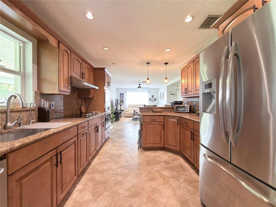 На продажу: $670,000 (3 спален, 2 ванн, 1715 Квадратных фут)