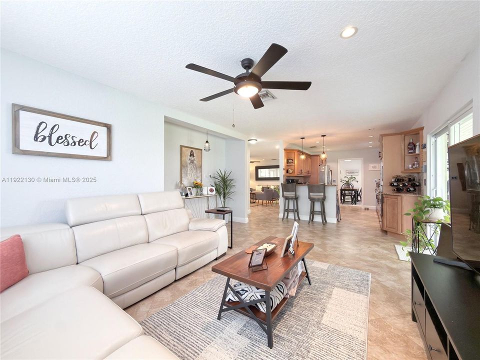 На продажу: $670,000 (3 спален, 2 ванн, 1715 Квадратных фут)