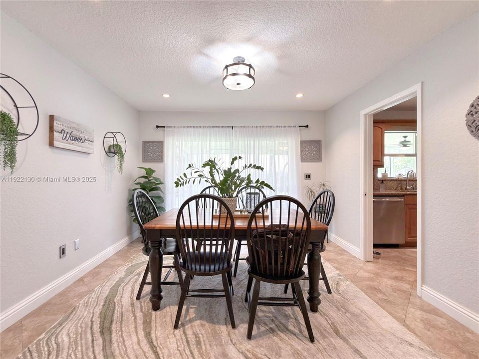 На продажу: $670,000 (3 спален, 2 ванн, 1715 Квадратных фут)