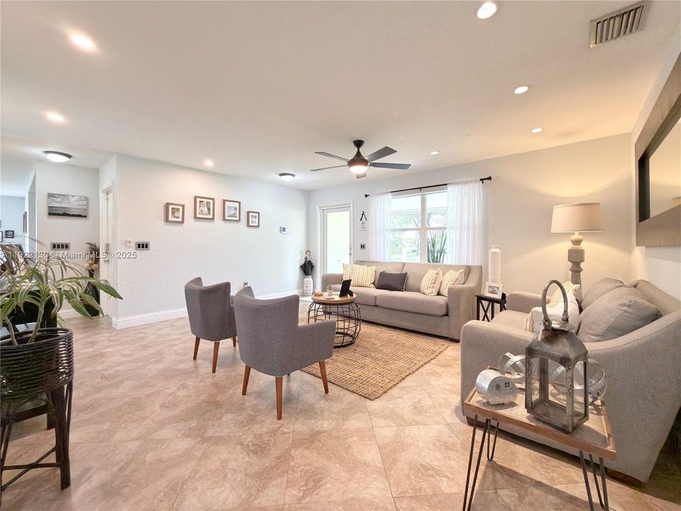 На продажу: $670,000 (3 спален, 2 ванн, 1715 Квадратных фут)