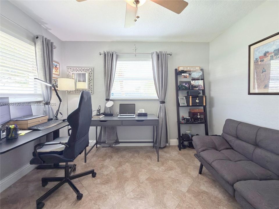 На продажу: $670,000 (3 спален, 2 ванн, 1715 Квадратных фут)