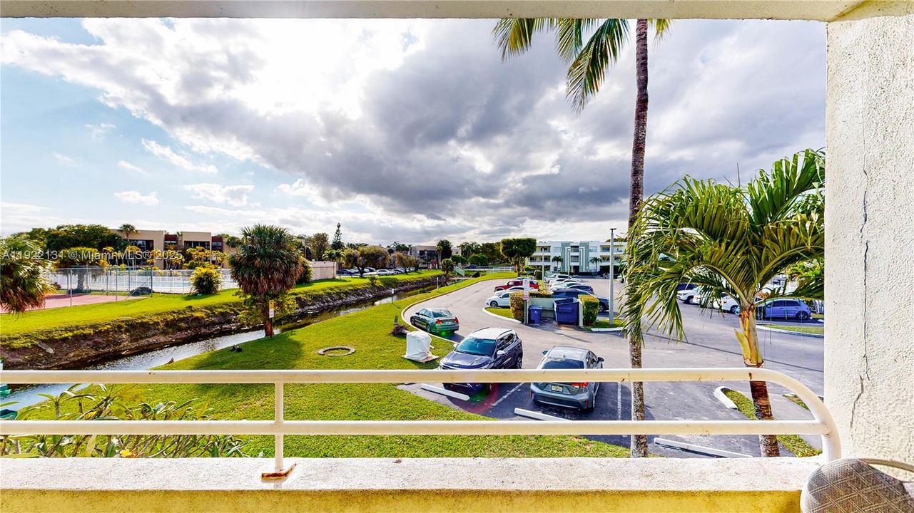 For Sale: $328,000 (2 beds, 2 baths, 1050 Square Feet)