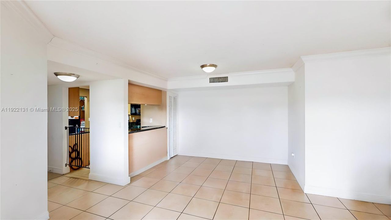 For Sale: $328,000 (2 beds, 2 baths, 1050 Square Feet)