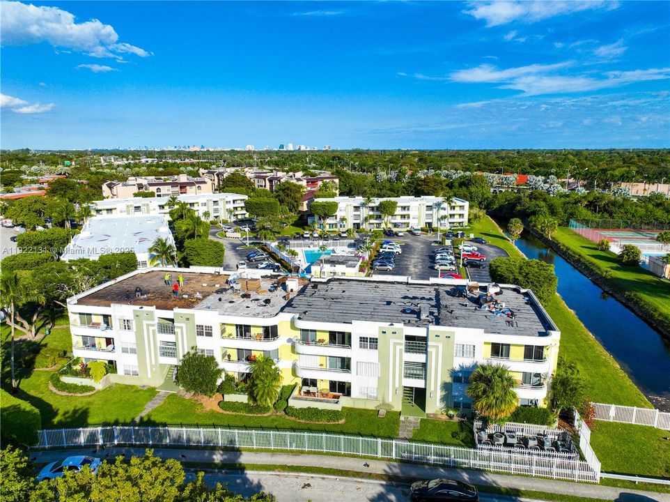 For Sale: $328,000 (2 beds, 2 baths, 1050 Square Feet)