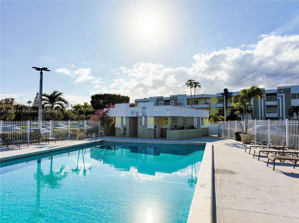 For Sale: $328,000 (2 beds, 2 baths, 1050 Square Feet)