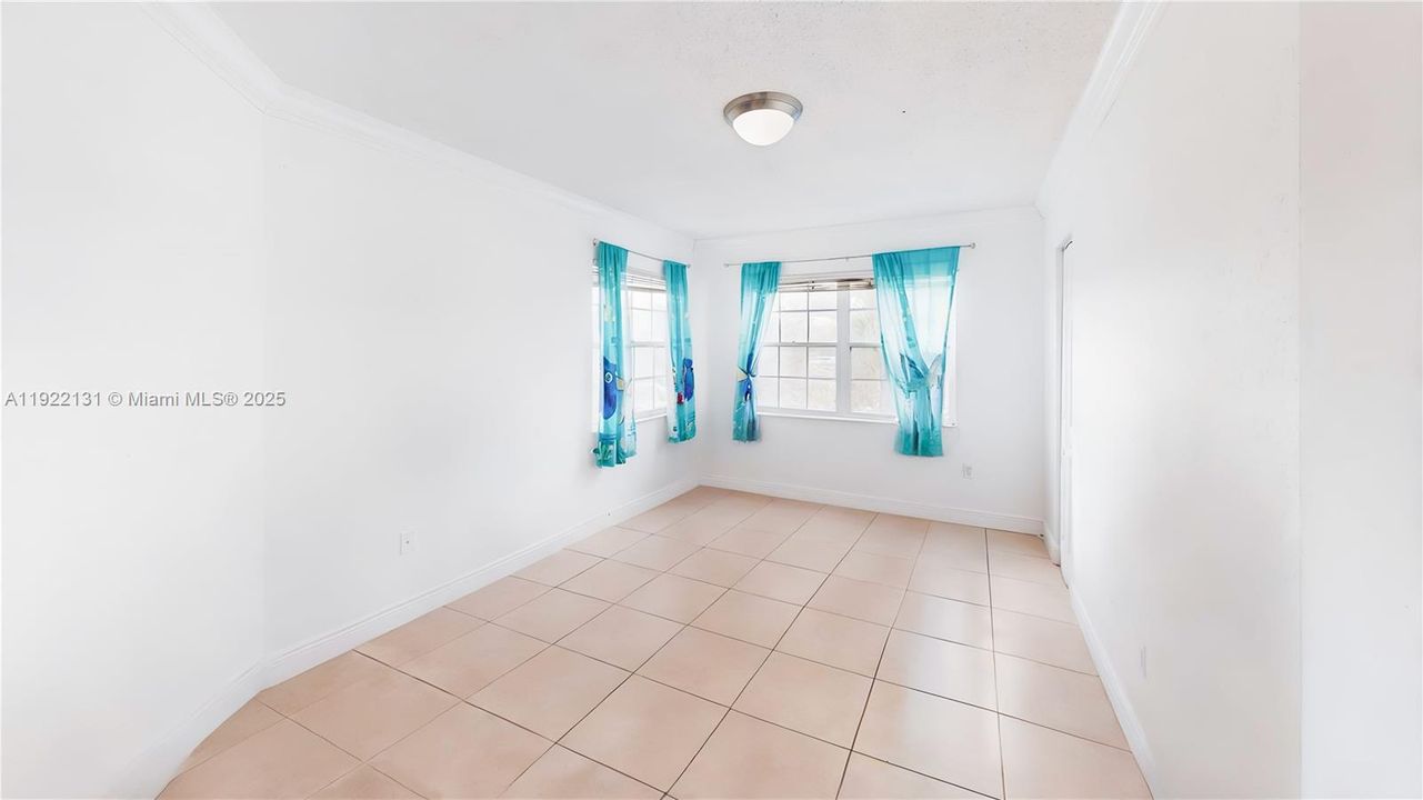 For Sale: $328,000 (2 beds, 2 baths, 1050 Square Feet)