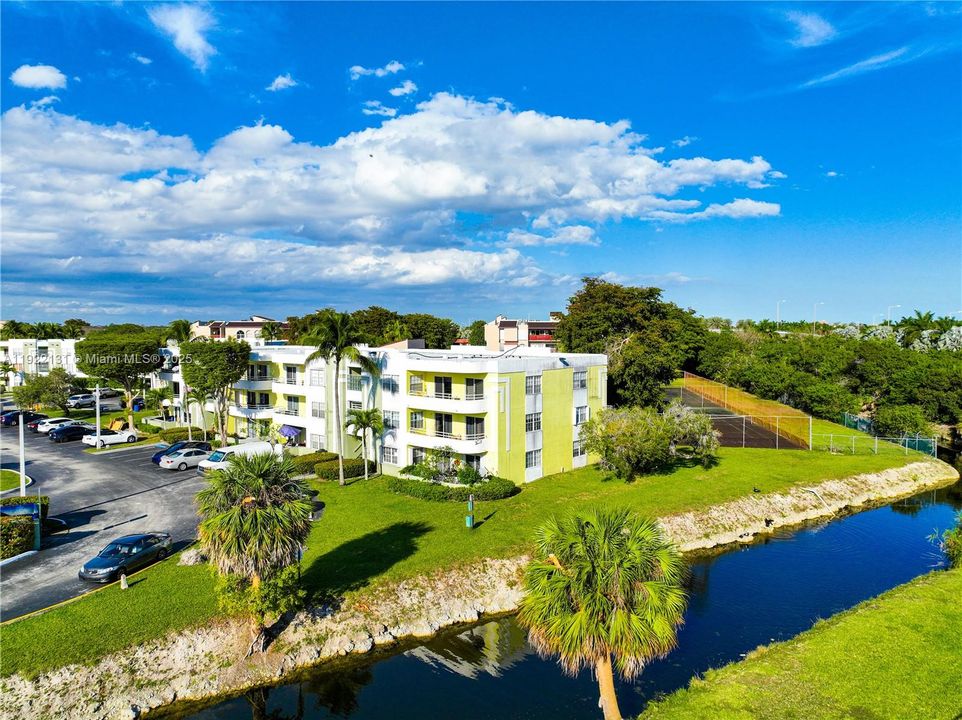 For Sale: $328,000 (2 beds, 2 baths, 1050 Square Feet)