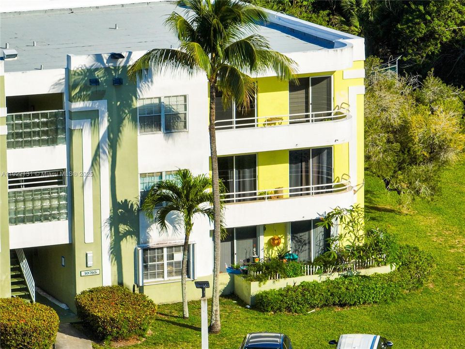 For Sale: $328,000 (2 beds, 2 baths, 1050 Square Feet)