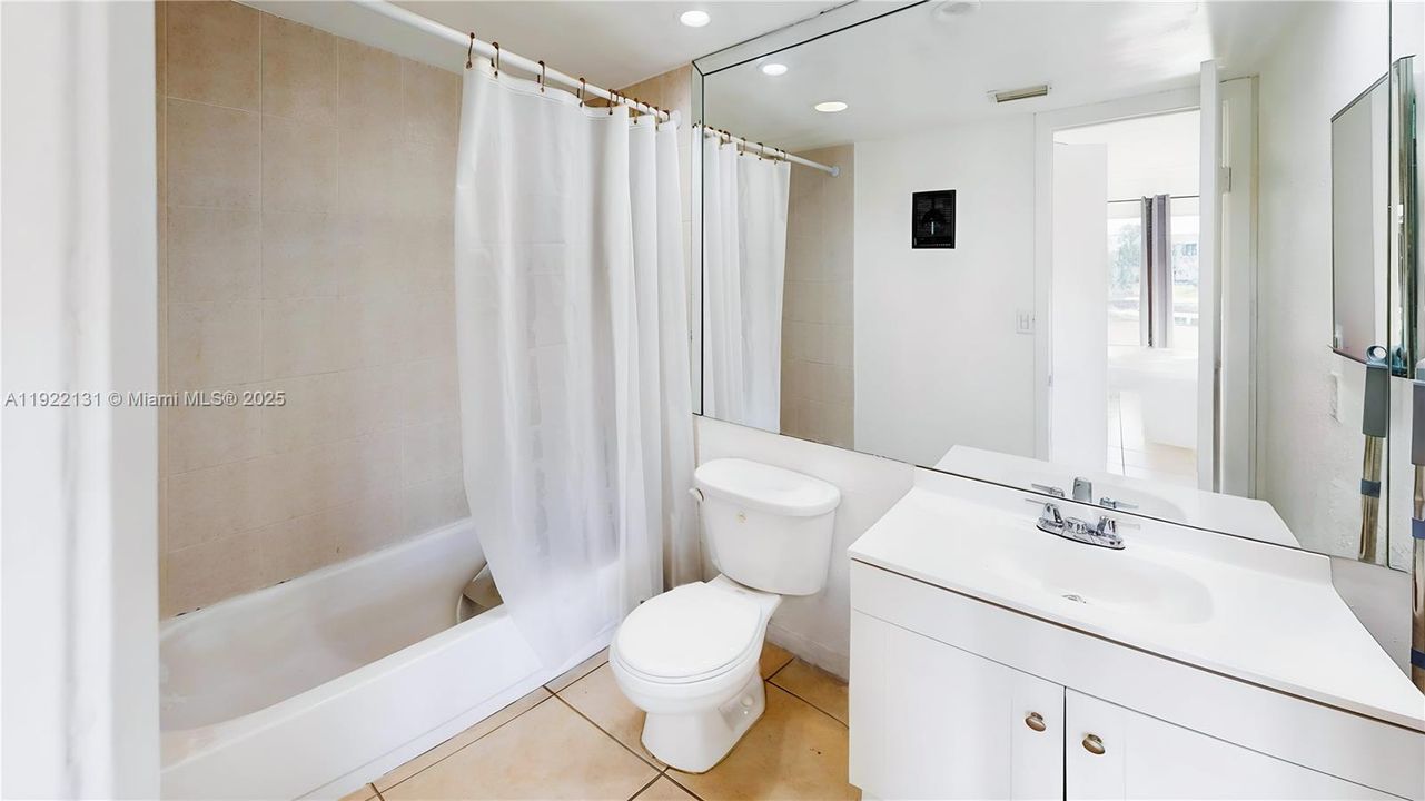 For Sale: $328,000 (2 beds, 2 baths, 1050 Square Feet)