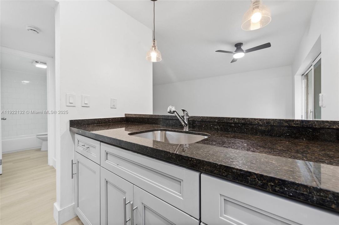 В аренду: $2,200 (2 спален, 1 ванн, 6984 Квадратных фут)