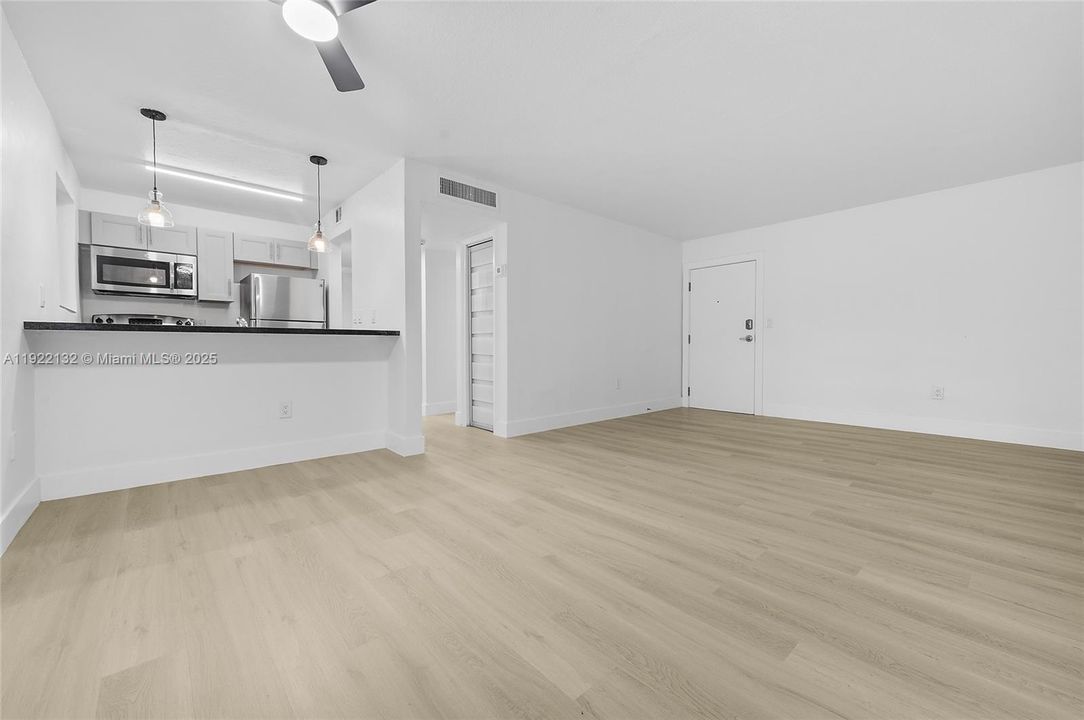 В аренду: $2,200 (2 спален, 1 ванн, 6984 Квадратных фут)