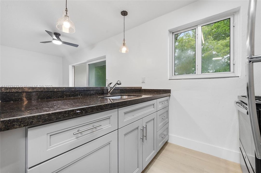 В аренду: $2,200 (2 спален, 1 ванн, 6984 Квадратных фут)