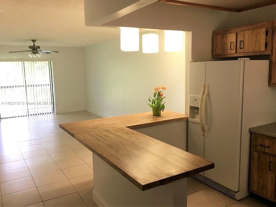 Active With Contract: $1,800 (2 beds, 2 baths, 775 Square Feet)