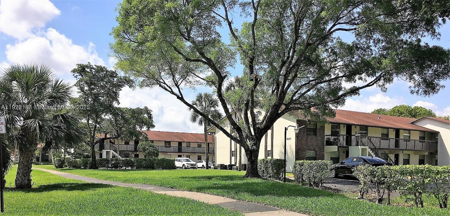 Active With Contract: $1,800 (2 beds, 2 baths, 775 Square Feet)