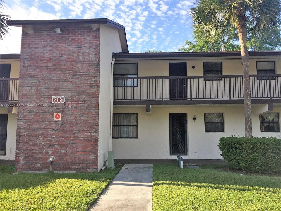 Active With Contract: $1,800 (2 beds, 2 baths, 775 Square Feet)