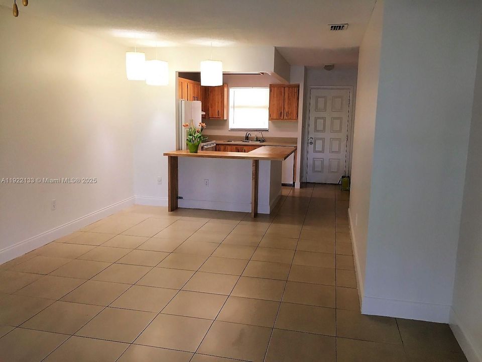 Active With Contract: $1,800 (2 beds, 2 baths, 775 Square Feet)