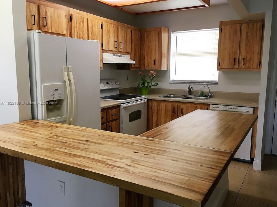 Active With Contract: $1,800 (2 beds, 2 baths, 775 Square Feet)