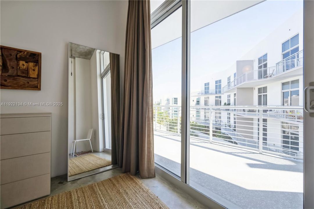 待售: $580,000 (1 贝兹, 1 浴室, 915 平方英尺)