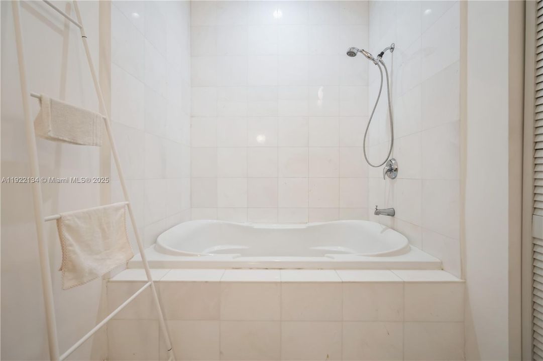 待售: $580,000 (1 贝兹, 1 浴室, 915 平方英尺)