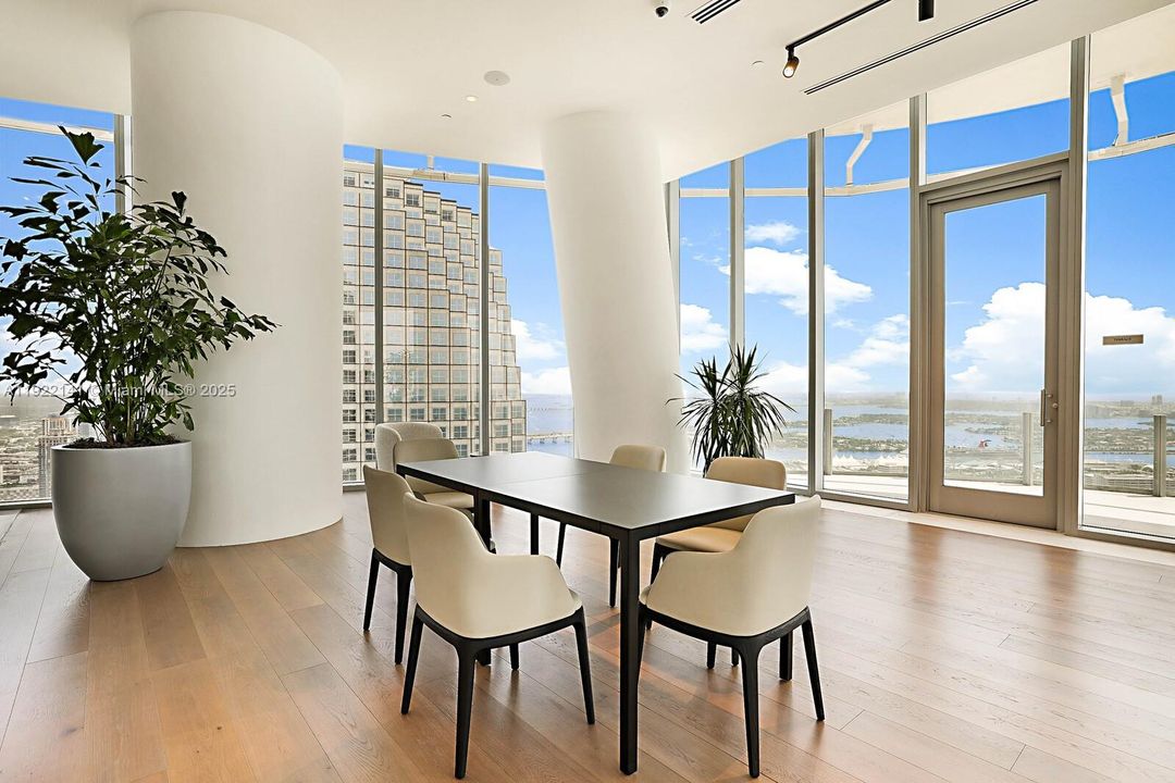 出租: $17,000 (2 贝兹, 3 浴室, 2063 平方英尺)