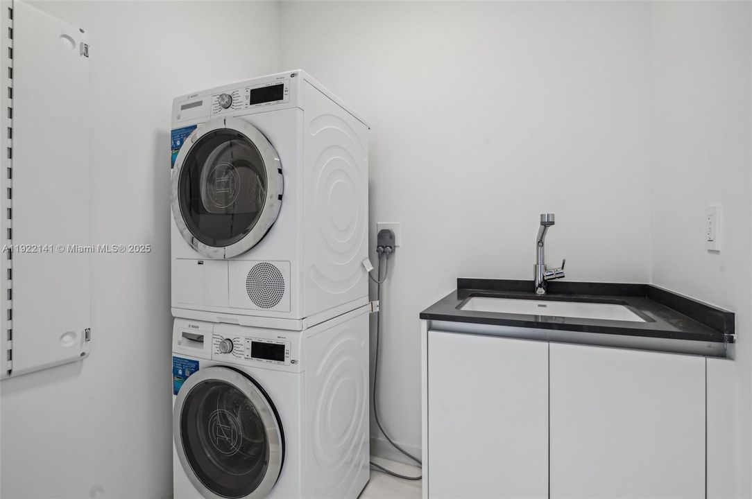 出租: $17,000 (2 贝兹, 3 浴室, 2063 平方英尺)