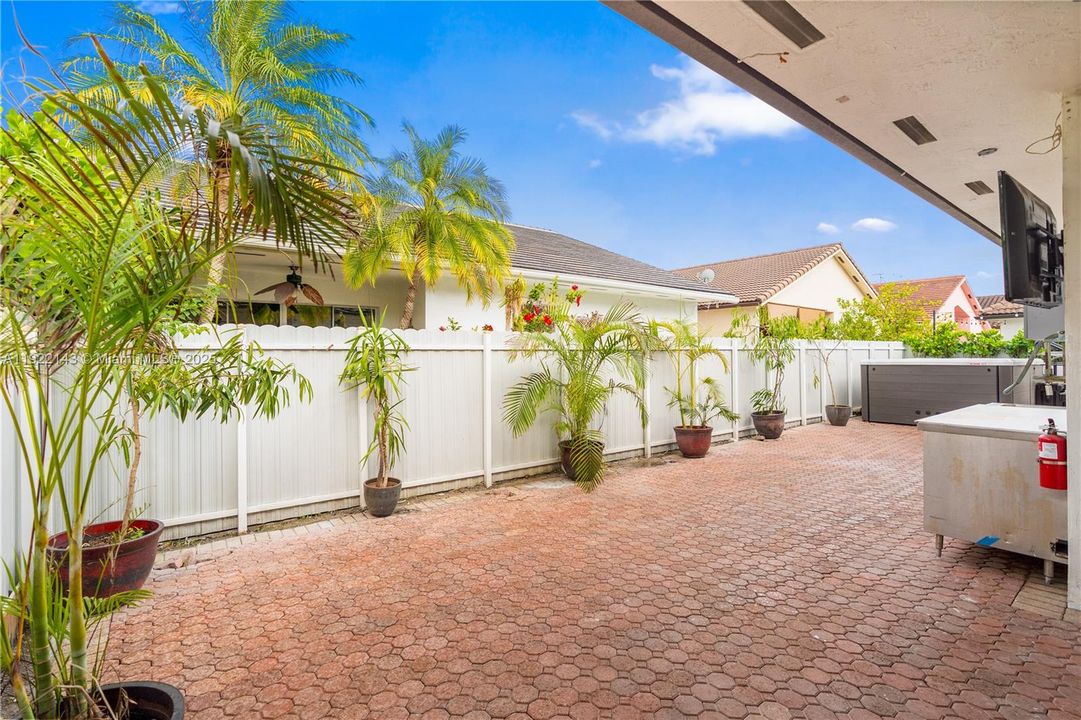 For Sale: $699,900 (4 beds, 2 baths, 2167 Square Feet)