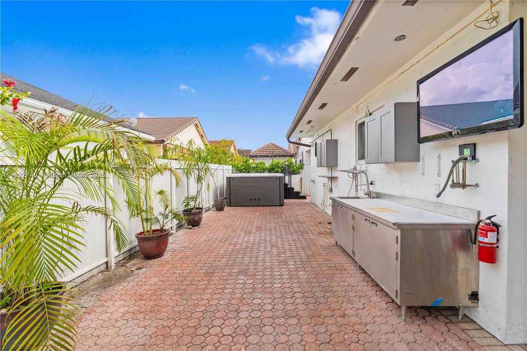 For Sale: $699,900 (4 beds, 2 baths, 2167 Square Feet)