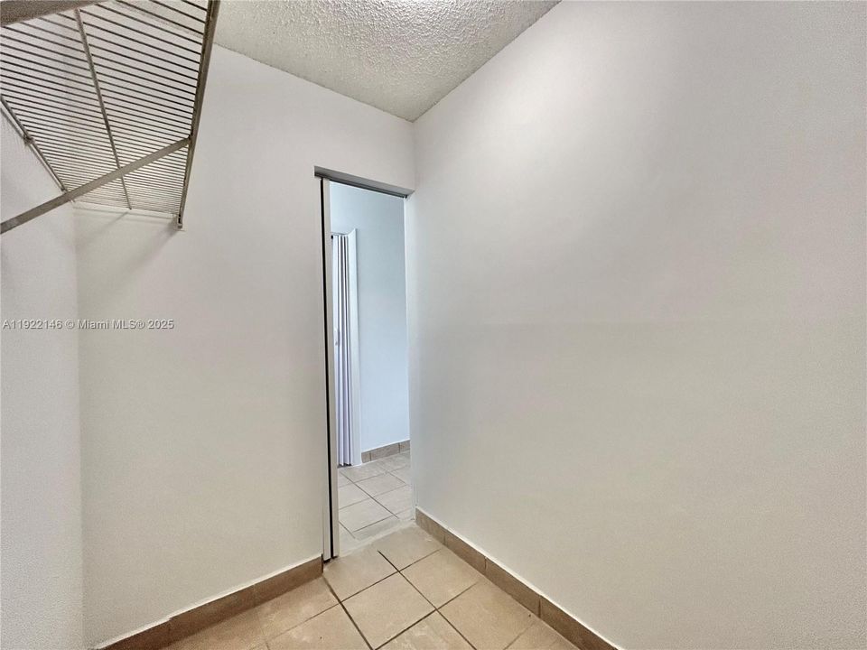 For Rent: $2,050 (2 beds, 1 baths, 881 Square Feet)