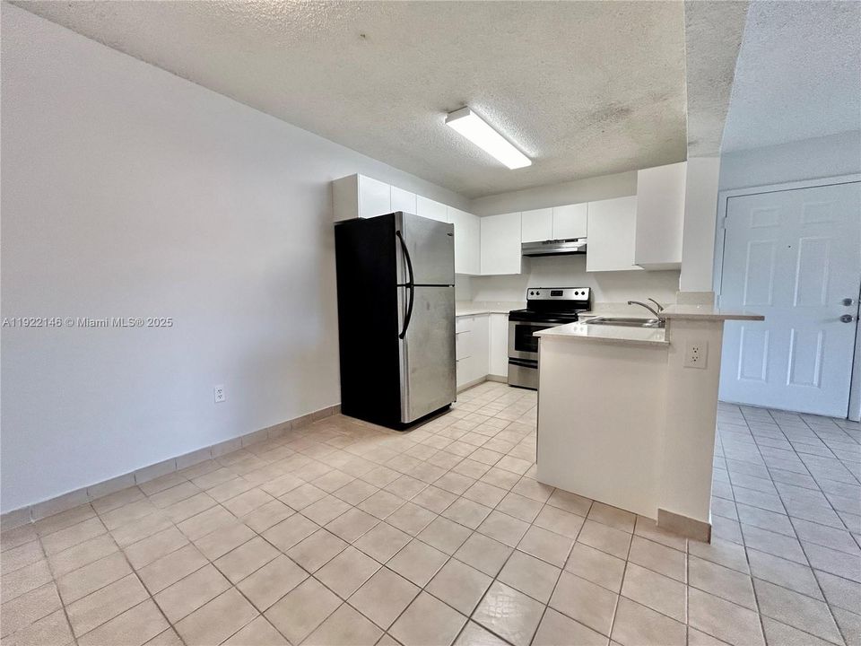 For Rent: $2,050 (2 beds, 1 baths, 881 Square Feet)