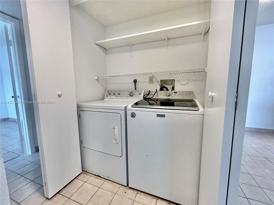 For Rent: $2,050 (2 beds, 1 baths, 881 Square Feet)