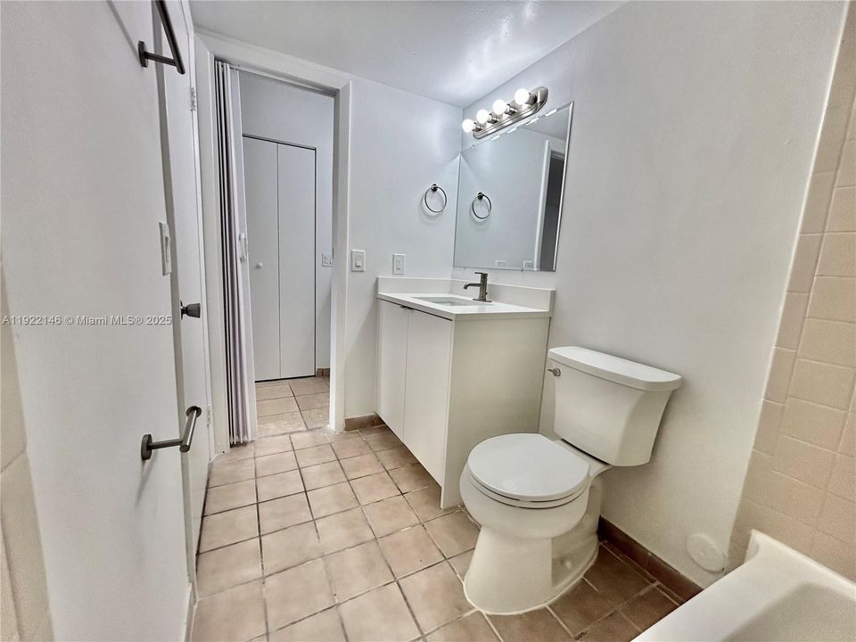 For Rent: $2,050 (2 beds, 1 baths, 881 Square Feet)
