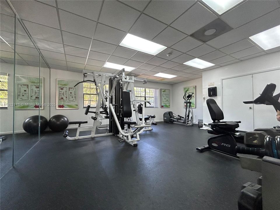 For Rent: $2,050 (2 beds, 1 baths, 881 Square Feet)