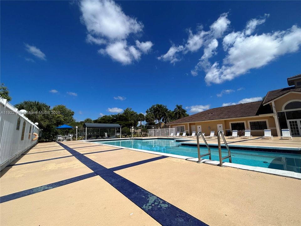 For Rent: $2,050 (2 beds, 1 baths, 881 Square Feet)