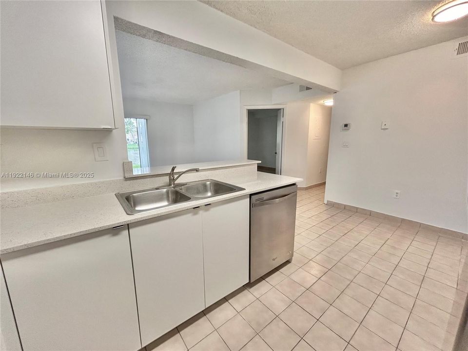 For Rent: $2,050 (2 beds, 1 baths, 881 Square Feet)