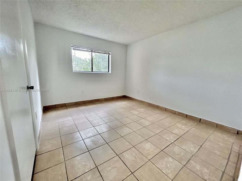 For Rent: $2,050 (2 beds, 1 baths, 881 Square Feet)