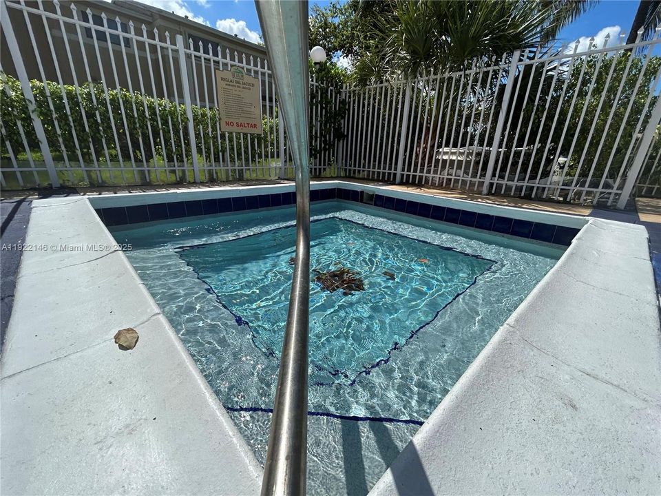 For Rent: $2,050 (2 beds, 1 baths, 881 Square Feet)