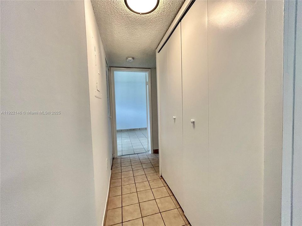 For Rent: $2,050 (2 beds, 1 baths, 881 Square Feet)