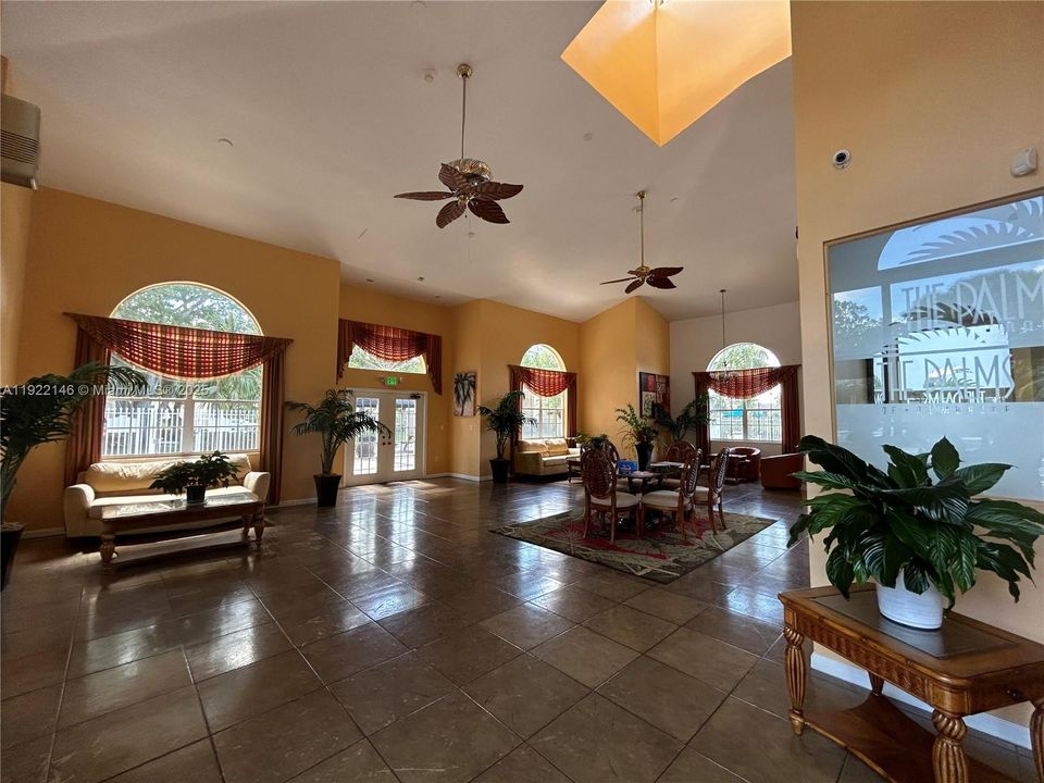 For Rent: $2,050 (2 beds, 1 baths, 881 Square Feet)