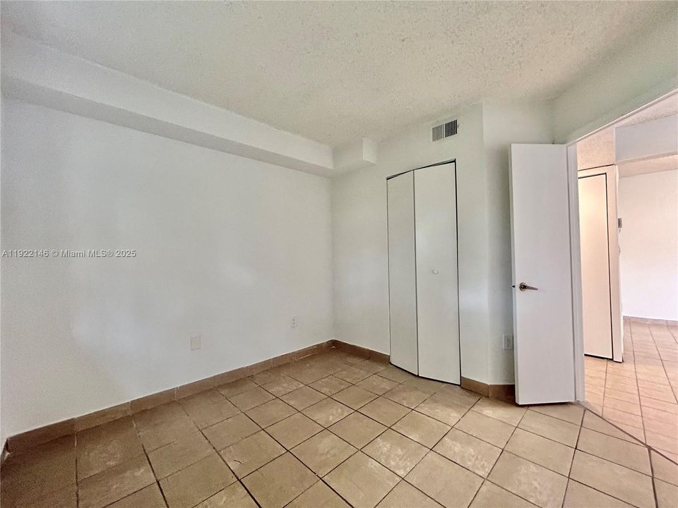 For Rent: $2,050 (2 beds, 1 baths, 881 Square Feet)