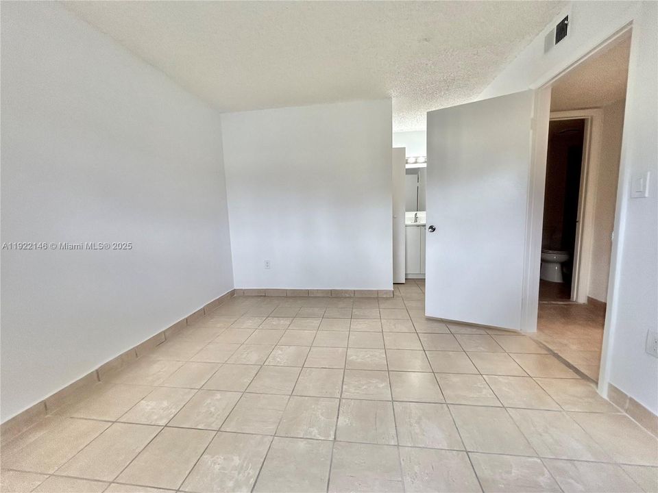 For Rent: $2,050 (2 beds, 1 baths, 881 Square Feet)