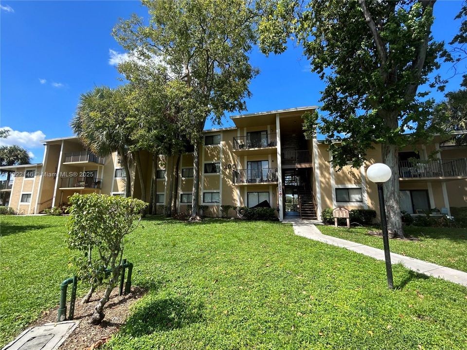 For Rent: $2,050 (2 beds, 1 baths, 881 Square Feet)