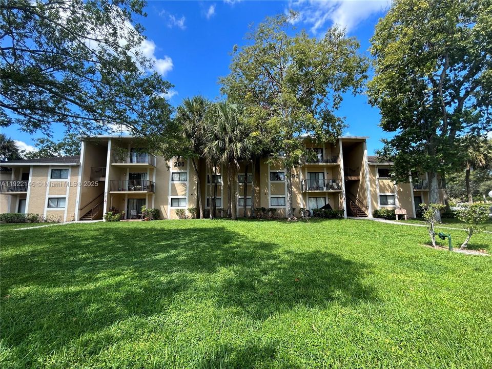 For Rent: $2,050 (2 beds, 1 baths, 881 Square Feet)